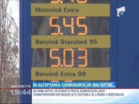 Preţul barilului de petrol s-a înjumătăţit în ultima lună, carburantul la pompă s-a ieftinit doar cu 20%