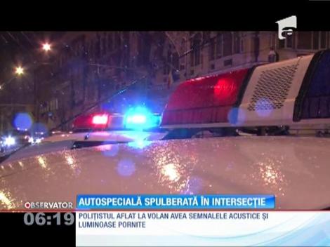 O maşină de poliţie a fost spulberată de un autoturism, în Cluj
