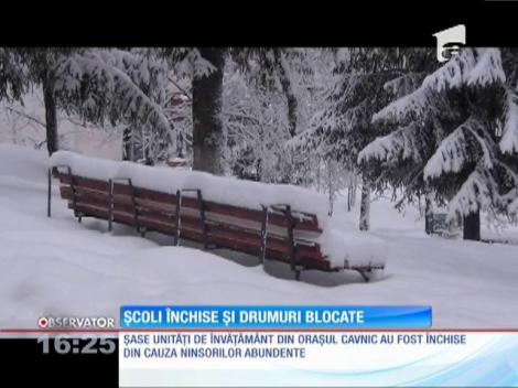 Școli și drumuri închise din cauza zăpezii