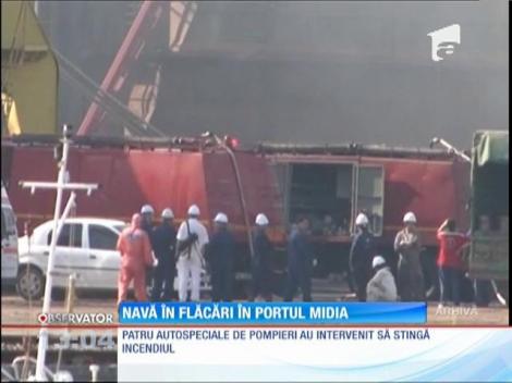Navă în flăcări în portul Midia