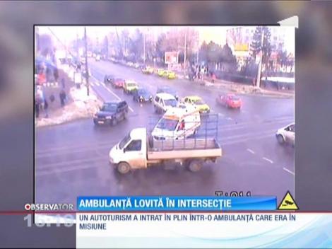 Ambulanţă lovită în intersecție