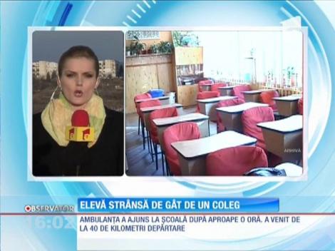 Elevă strânsă de gât de un coleg de clasă