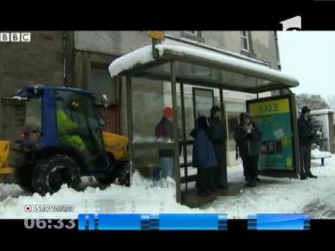 O furtună puternică a paralizat o mare parte din Marea Britantie