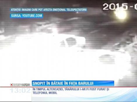 Tânăr snopit în bătaie în faţa barului