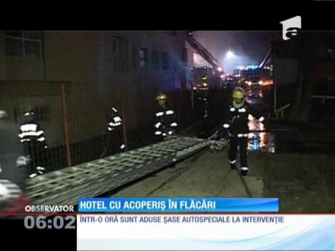 Hotel cu acoperiș în flăcări