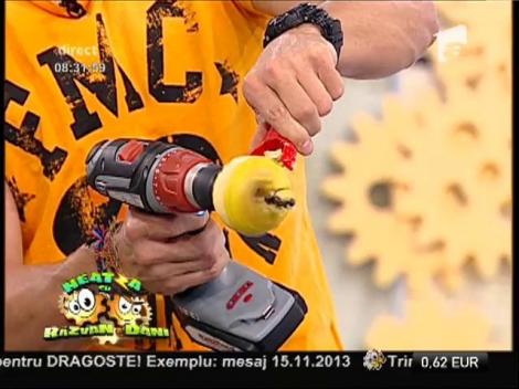 Implictisibilii Răzvan şi Dani fac senzaţie! Iată care este cea mai rapidă metodă de a decoji mere