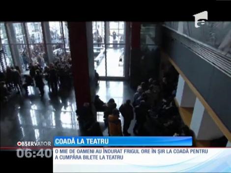 Coadă la teatru