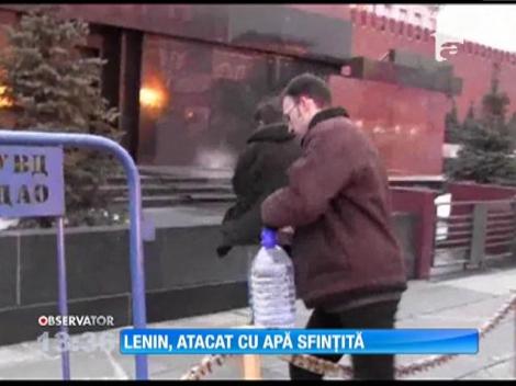 Lenin, atacat cu apă sfinţită