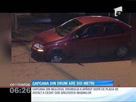 Mașină blocată deasupra unei gropi de aprope doi metri adâncime!