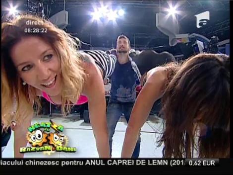 IMAGINI EXPLOZIVE! Dani Oţil, cea mai tare provocare! A făcut genoflexiuni cu două fete în spate! Şi tu ai vrea să fii în locul lui!