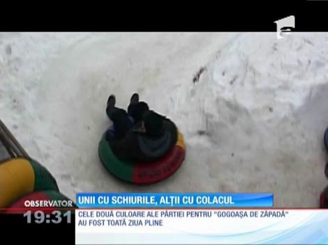 Unii cu schiurile, alții cu colacul