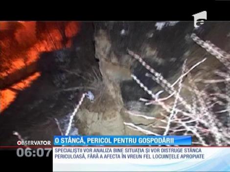 Clipe tensionate într-o localitate suceveană! O stâncă cu diametrul de aproape patru metri riscă să se rostogolească peste patru locuinţe