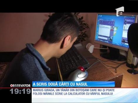 Un tânăr din Botoşani care nu-şi poate folosi membrele a scris două cărți cu nasul