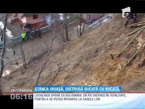 Stânca uriașă care amenința casele unor suceveni, distrusă bucată cu bucată!