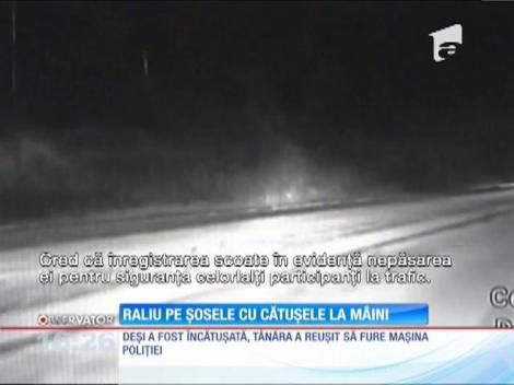 O femeie încătuşată, cu mâinile la spate, a reuşit să fugă cu maşina poliţiei