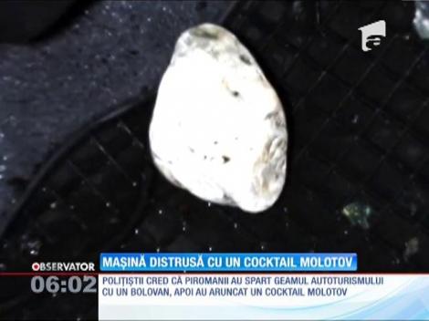 O maşină a fost incendiată intenţionat în faţa unui bloc din Timişoara