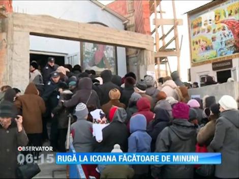 Sute de credincioşi s-au înghesuit la icoana făcătoare de minuni
