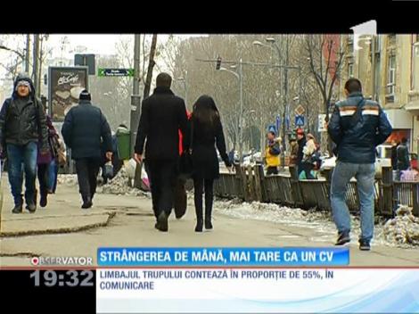 Strângerea de mână, mai tare ca un CV