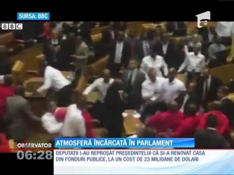 Scene de luptă în parlamentul Africii de Sud