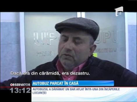 Un autobuz scăpat de sub control, cu 8 oameni înăuntru, a provocat un dezastru în Piatra Neamţ