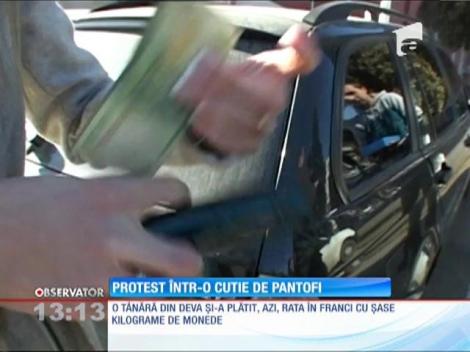 O tânăra din Deva a plătit rată în franci cu şase kilograme de monede
