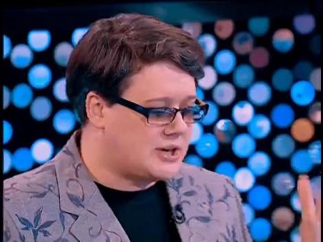 Fuego a scris o poezie pentru blonde