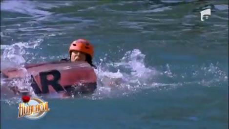 Moment incendiar! La orizontală, cu Andrei deasupra: Burlacul s-a aruncat peste Andreea, de față cu fetele