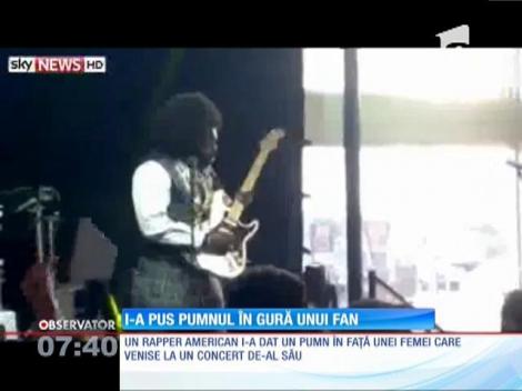 Un rapper din SUA a lovit cu o femeie cu pumbul în față, chiar pe scenă