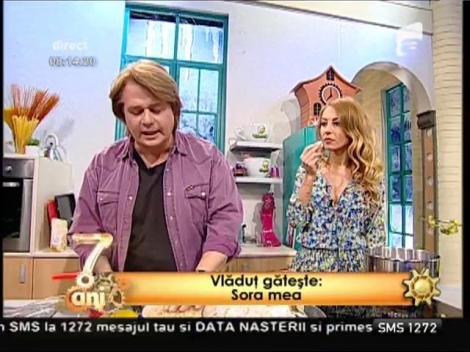 Răsfaţă-ţi simţurile cu o prăjitură demenţială cu bezele şi cremă delicioasă cu vişine! Mmm, papilele zâmbesc de plăcere