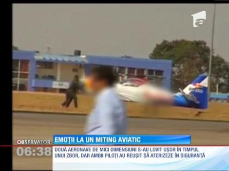 Două aeronave de mici dimensiuni s-au lovit la un spectacol aviatic din India!