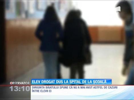 Elev drogat, găsit inconştient în toaleta şcolii