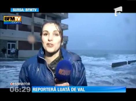 O reporteriţă a fost luată pe sus de un val în timp ce transmitea în direct