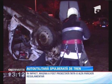 Autoutilitară spulberată de tren