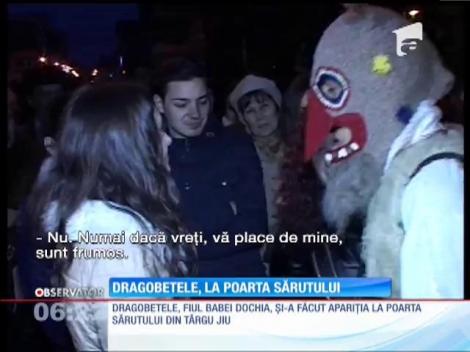 Dragobetele a sărutat zeci de tinere sub Poarta Sărutului, din Târgu Jiu