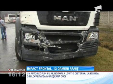 Impact frontal cu cisternă de lapte, 13 oameni au fost răniți