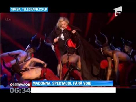 Madonna a căzut pe scenă la gala premiilor Brit