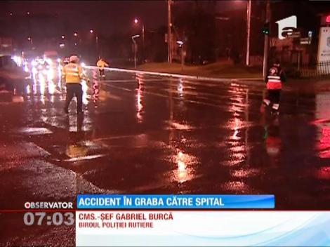 O ambulanţă a fost implicată într-un accident, la nici un kilometru de Spitalul Universitar din Bucureşti