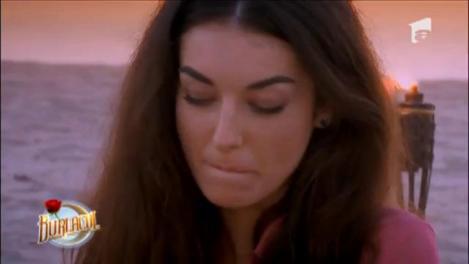 I-a cântat și s-au sărutat îndelung! Cel mai intim moment de la "Burlacul", noaptea, pe plajă