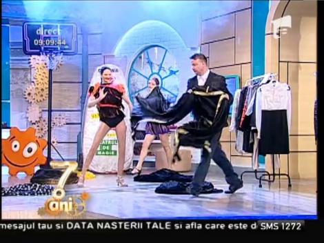 Toţi bărbaţii ar vrea să fie în locul lui! Omul ăsta DEZBRACĂ şi ÎMBRACĂ femeile cu viteza sunetului! Un video INCENDIAR!