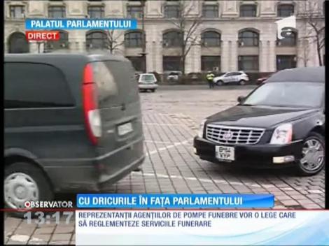 Zeci de dricuri parcate în fața Palatului Parlamentului, în semn de protest