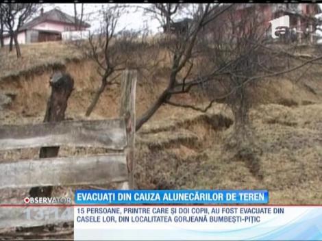 Evacuați din cauza alunecărilor de teren