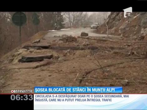 Şosea blocată de stânci în munţii Alpi