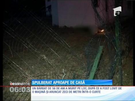 Un bărbat şi-a pierdut viaţa la câţiva metri de casă, după ce a fost lovit de o maşină scăpată de sub control.