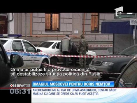 Locuitorii din Moscova depun flori şi lumânări la locul unde a fost asasinat Boris Nemţov