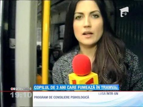 Un copil de trei ani, filmat în timp ce fumează într-un tramvai din Cluj-Napoca