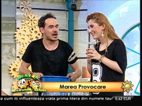 Nu plânge, Adda! Cunoscuta solistă, udată, în direct, cu mai multe pahare pline cu apă!