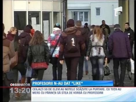 61 de elevi din Cluj, sancționați dur de profesorii pe care i-au ironizat