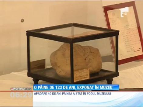 O pâine de 123 de ani, expusă într-un muzeu din Galați