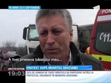 Arad: Zeci de oameni revoltaţi au protestat pentru Graţiana, o tânără artistă decedată într-un grav accident rutier