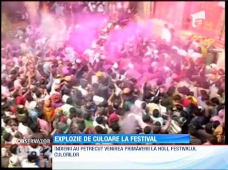 Explozie de culoare la festivalul Holi din India